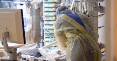 Ein Intensivpfleger arbeitet auf einer Intensivstation an einem Covid-19-Patient. Foto: Sebastian Gollnow/dpa