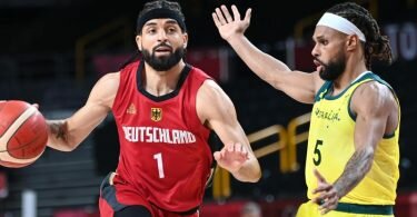 Deutschlands Joshiko Saibou (l) wird vom Australier Patty Mills verteidigt. Foto: Swen Pförtner/dpa