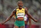 Jamaikas Elaine Thompson-Herah feiert olympisches Gold über 100 Meter. Foto: Michael Kappeler/dpa