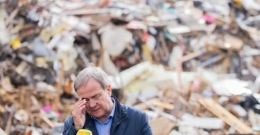 Müllberge an Gedenkstätte Vogelsang:&nbsp;Armin Laschet besucht die Hochwassergebiete. Foto: Rolf Vennenbernd/dpa