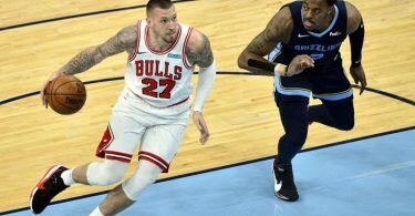 Daniel Theis (l) spielt künftig für die Houston Rockets. Foto: Brandon Dill/AP/dpa