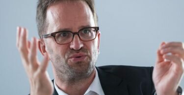 Klaus Müller, Vorstand des Verbraucherzentrale Bundesverbands (VZBV), spricht bei einem Interview. Foto: Christophe Gateau/dpa