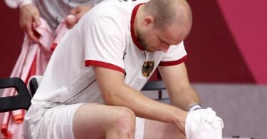 Deutschlands Paul Drux sitzt nach der Niederlage gegen Ägypten enttäuscht auf der Bank. Foto: Jan Woitas/dpa-Zentralbild/dpa