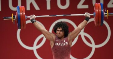 Fares Ibrahim Elbakh aus Katar gewann Gold im Gewichtheben. Foto: Luca Bruno/AP/dpa