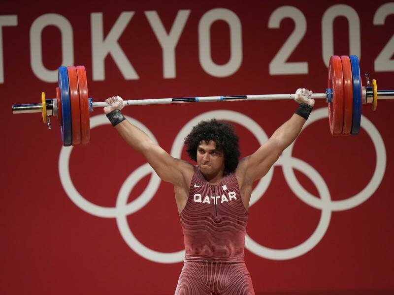 Fares Ibrahim Elbakh aus Katar gewann Gold im Gewichtheben. Foto: Luca Bruno/AP/dpa