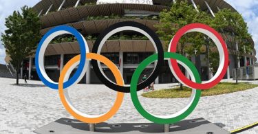 Die olympischen Ringe vor dem Olympiastadion in Tokio. Foto: Swen Pförtner/dpa