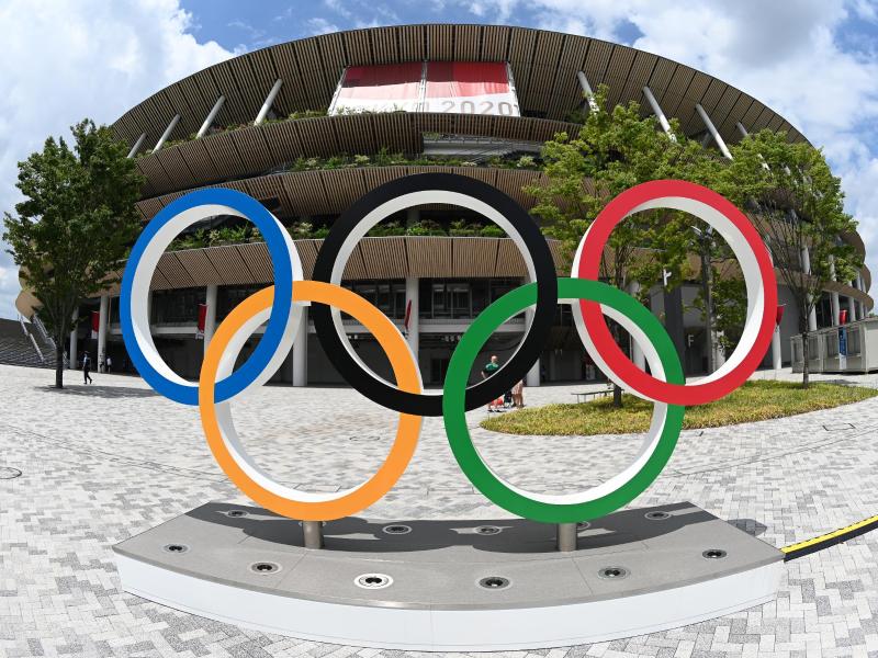 Die olympischen Ringe vor dem Olympiastadion in Tokio. Foto: Swen Pförtner/dpa