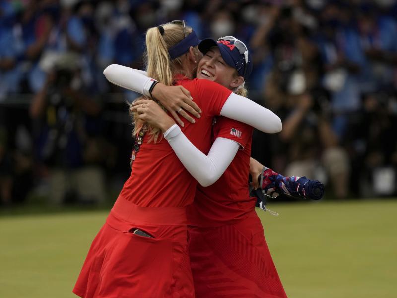 Jessica Korda (l) gratuliert ihrer Schwester Nelly zum Olympiasieg. Foto: Andy Wong/AP/dpa