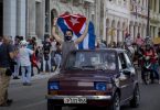 Regierungsanhänger bei einer Demonstration in Havanna. In Kuba werden künftig kleine und mittlere Unternehmen zugelassen. Foto: Ismael Francisco/AP/dpa