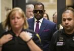 R. Kelly bei einem früheren&nbsp;Gerichtstermin in Chicago zu Unterhaltszahlungen für seine Kinder. Foto: Ashlee Rezin/Chicago Sun-Times/AP/dpa