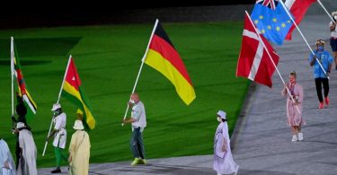 Nach der Abschlussfeier geht es für die Athleten heim: Fahnenträger Ronald Rauhe (M) trägt die deutsche Fahne. Foto: Marijan Murat/dpa