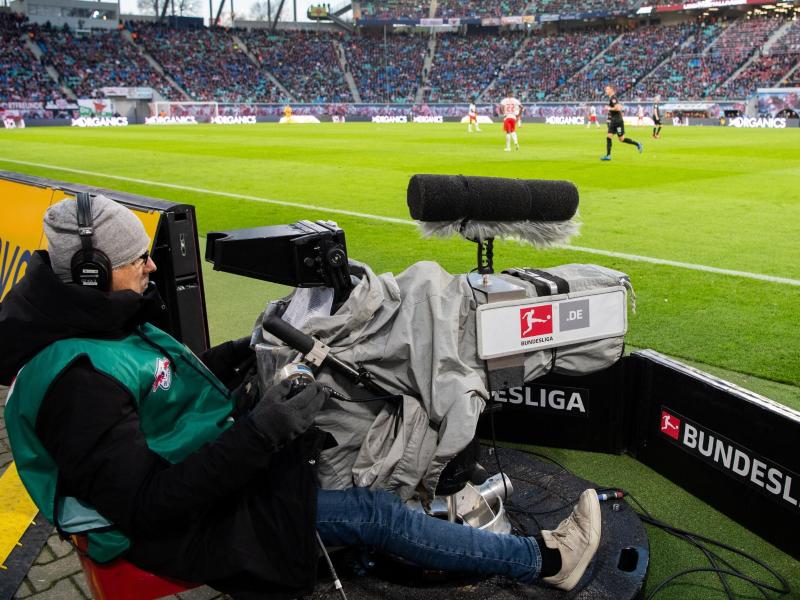 Mit dem Anpfiff der neuen Bundesliga-Saison startet an diesem Wochenende eine neue TV-Ära. Foto: Robert Michael/dpa
