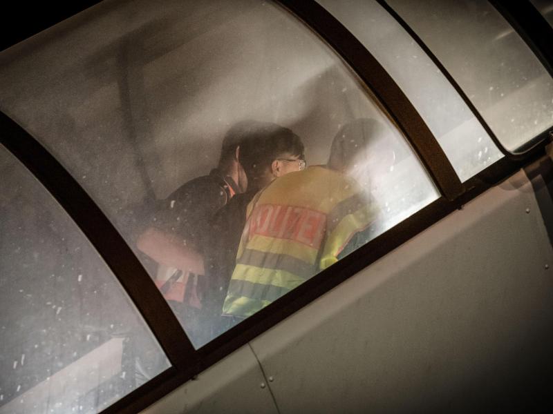 Polizeibeamte begleiten am 31.07.2019 einen Afghanen auf dem Flughafen Leipzig-Halle in ein Charterflugzeug. Foto: Michael Kappeler/dpa