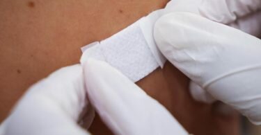 Nach einer RKI-Befragung scheinen mehr Erwachsene mindestens einmal geimpft zu sein als offiziell erfasst. Foto: Christian Charisius/dpa