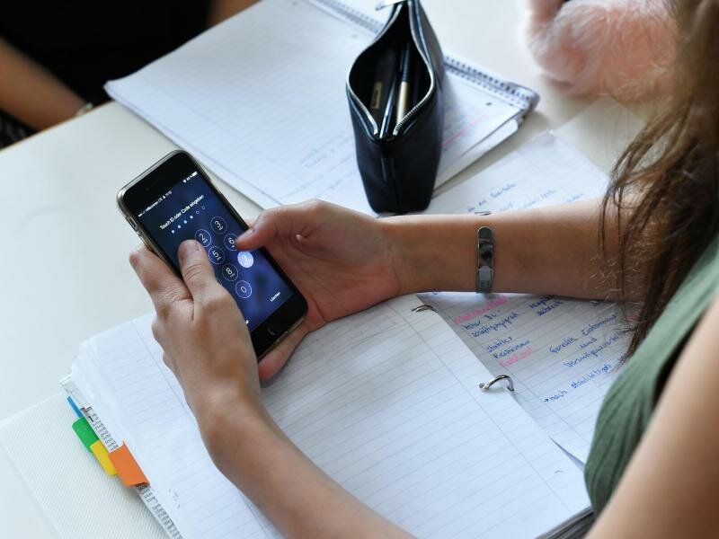 Einer Studie zufolge sind Jugendliche während der Corona-Zeit mehr online als davor. Foto: Jens Kalaene/ZB/dpa