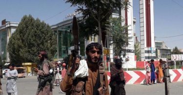 Kämpfer der Taliban patrouillieren in der Stadt Gasni rund 150 Kilometer südwestlich von Kabul. Auch Herat ist von der militant-islamistischen eingenommen worden. Foto: Str/XinHua/dpa