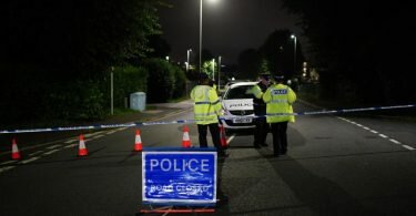 Polizeibeamte errichten eine Sperre in der Nähe eines Tatorts in der Gegend von Keyham. Foto: Ben Birchall/PA Wire/dpa
