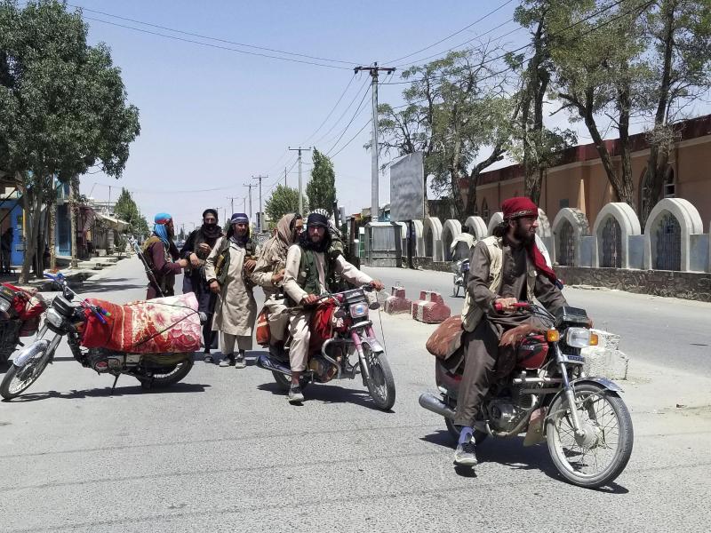 Anhänger der militant-islamistischen Taliban patrouillieren in der Stadt Gasni im Osten Afghanistans. Foto: Gulabuddin Amiri/AP/dpa