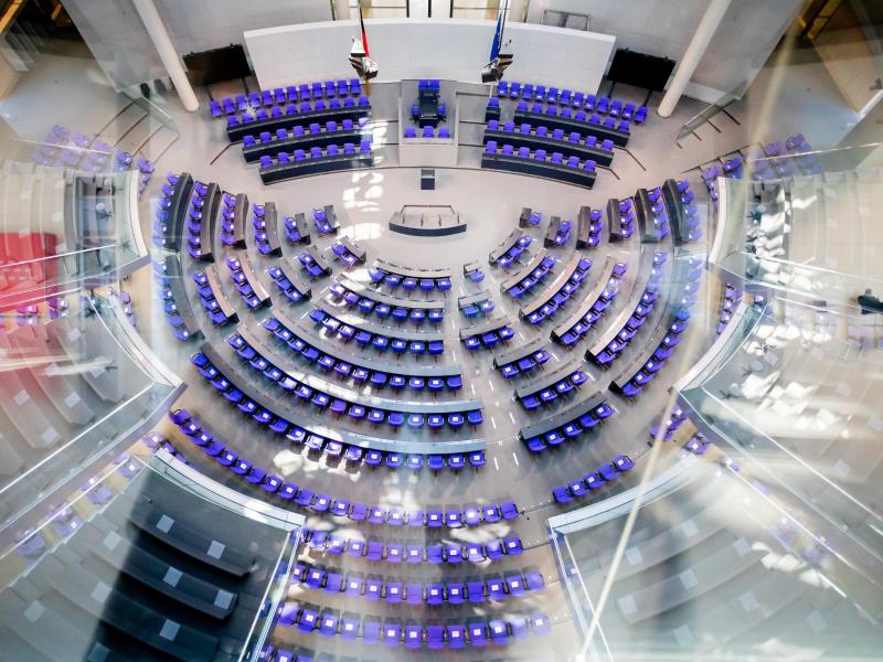Der leere Plenarsaal des Deutschen Bundestages ist von der Fraktionsebene aus zu sehen. Foto: Christoph Soeder/dpa