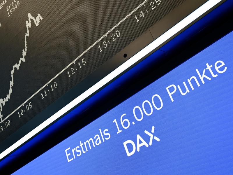 Beflügelt von guten Unternehmensbilanzen hat der Dax erstmals die Marke von 16 000 Punkten geknackt. Foto: Arne Dedert/dpa