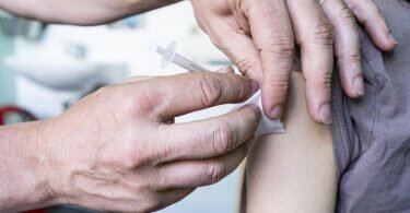 Sechs von zehn Eltern würden ihr Kind gegen Corona impfen lassen - einige davon sogar ohne eine Empfehlung der Stiko. Das ergab eine bundesweite Online-Umfrage. Foto: Fabian Sommer/dpa