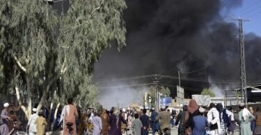 Rauchschwaden steigen am Donnerstag nach Kämpfen zwischen Taliban und Sicherheitskräften in Kandahar in den Himmel. Foto: Sidiqullah Khan/AP/dpa