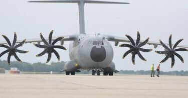 Ein Transportflugzeug vom Typ Airbus A400M der Luftwaffe auf dem Rollfeld in Wunstorf. Foto: Hauke-Christian Dittrich/dpa-Pool/dpa