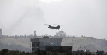 Ein Hubschrauber der USA vom Typ Chinook fliegt über der US-Botschaft in Kabul. Foto: Rahmat Gul/AP/dpa