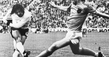 Gerd Müller (l) erzielt im WM-Finale 1974 den 2:1-Siegtreffer gegen die Niederlande. Foto: Werner Baum/dpa