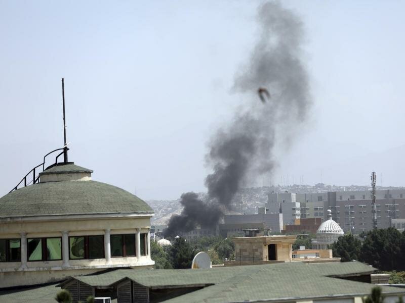 Neben der US-Botschaft in Kabul steigt Rauch auf. Foto: Rahmat Gul/AP/dpa