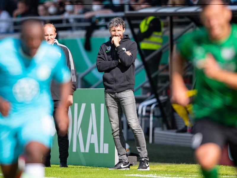 Wird der VfL Wolfsburg wegen des Wechselfehlers von Trainer Mark van Bommel im Pokal bestraft?. Foto: Guido Kirchner/dpa