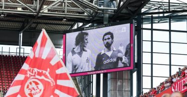Blick ins Kölner Stadion bei einer Gedenkminute für Gerd Müller. Foto: Rolf Vennenbernd/dpa