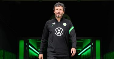 Wolfsburg-Trainer Mark van Bommel hat da was verwechselt. Foto: Swen Pförtner/dpa