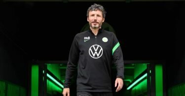 Wolfsburg-Trainer Mark van Bommel hat da was verwechselt. Foto: Swen Pförtner/dpa