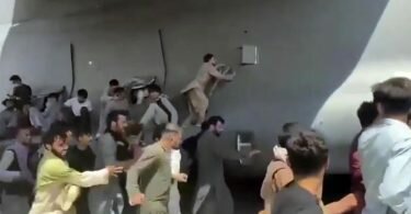 Menschen laufen auf dem Rollfeld des Flughafens Kabul neben einer Boeing C-17 der United States Air Force und versuchen, sich an die Maschine zu klammern. Foto: Uncredited/Verified UGC/AP/dpa