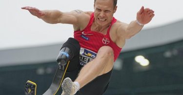 Rehm ist bei seinem Para-Weltrekord im Juni 8,62 Meter gesprungen. Foto: Michael Kappeler/dpa