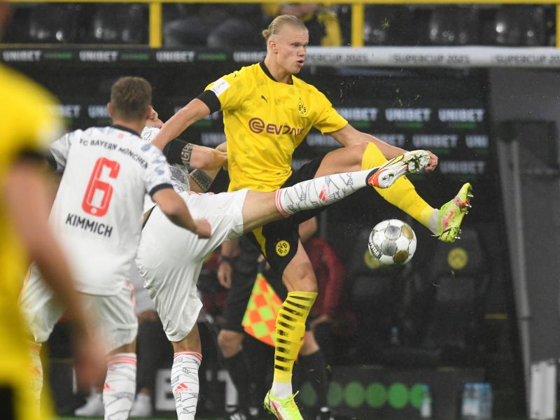 Es war eine umkämpfte Partie - hier versucht Bayerns Niklas Süle (verdeckt) den Ball von Dortmunds Erling Haaland (r) zu erobern. Foto: Bernd Thissen/dpa
