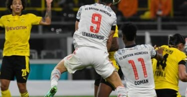 Bayern-Stürmer Robert Lewandowski (M) sorgt per Kopfball für die Führung in Dortmund. Foto: Bernd Thissen/dpa