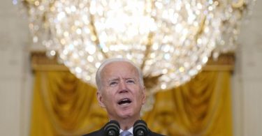 Joe Biden, Präsident der USA, spricht im Ostzimmer des Weißen Hauses über die Situation in Afghanistan. Foto: Evan Vucci/AP/dpa