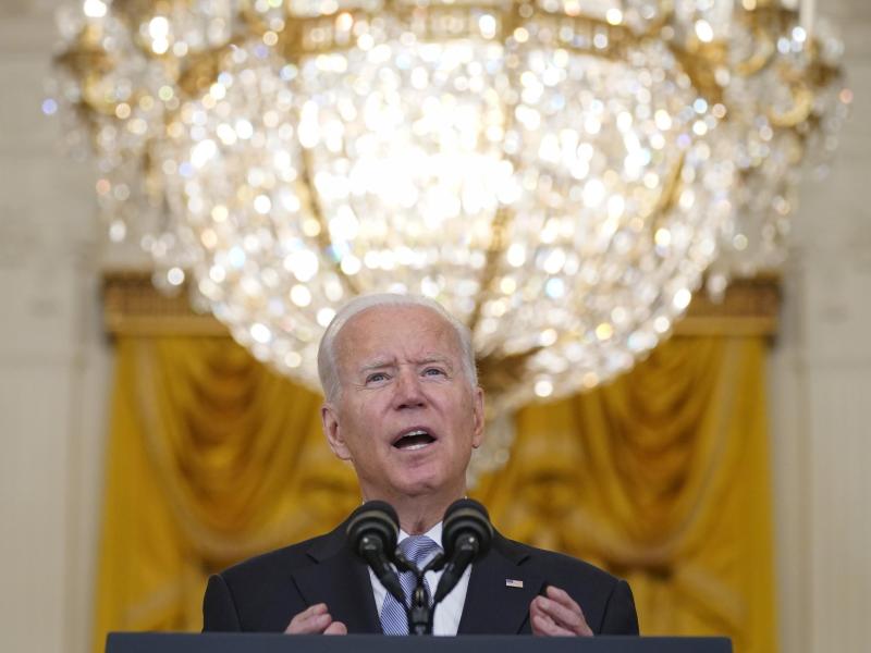 Joe Biden, Präsident der USA, spricht im Ostzimmer des Weißen Hauses über die Situation in Afghanistan. Foto: Evan Vucci/AP/dpa