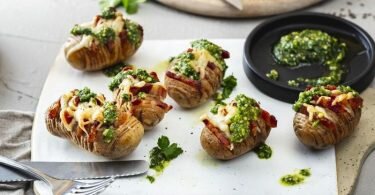 Mit Kartoffeln im sogenannten Hasselback-Style lässt sich auf dem Esstisch etwas Eindruck schinden. Foto: KMG/die-kartoffel.de/dpa-tmn