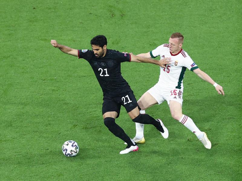 Wird weiter für die deutsche Fußball-Nationalmannschaft auflaufen: Ilkay Gündogan (l). Foto: Christian Charisius/dpa