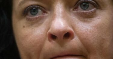 Die Angeklagte Beate Zschäpe im Juli 2018 auf der Anklagebank im Gerichtssaal. Foto: Peter Kneffel/dpa-Pool/dpa