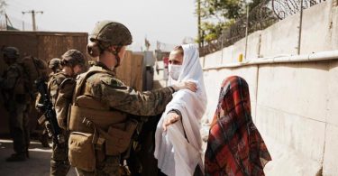 Zwei Zivilisten werden während einer Evakuierung am Hamid Karzai International Airport durch einen Kontrollpunkt geführt. Foto: Staff Sgt. Victor Mancilla/U.S. Marine Corps/AP/dpa