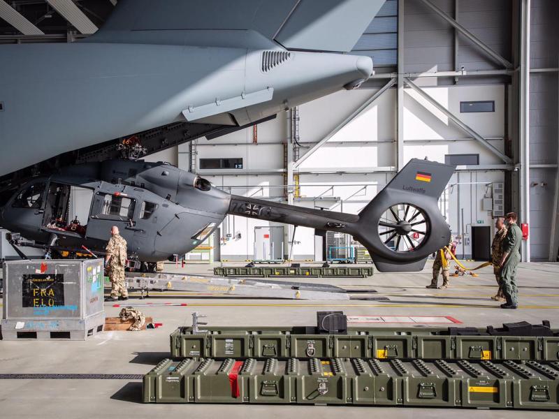 Ein Bundeswehr-Hubschrauber vom Typ H-145M wird in ein Transportflugzeug A400M verladen. Die von der Bundeswehr nach Kabul verlegten Hubschrauber sollen für die Rettung einzelner Deutscher oder auch Ortskräfte eingesetzt werden. Foto: -/Bundeswehr/dpa