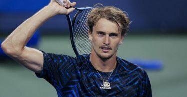 Alexander Zverev bedankt sich bei den Fans nach seinem Sieg gegen den Norweger Casper Ruud. Foto: Aaron Doster/AP/dpa
