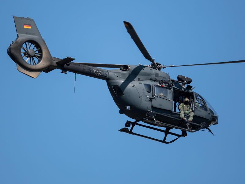 Die Hubschrauber der Bundeswehr des Typs H-145M werden normalerweise zum Absetzen von Spezialkräften genutzt. Sie können in dicht besiedelten Gebieten manövrieren. Foto: Marius Becker/dpa