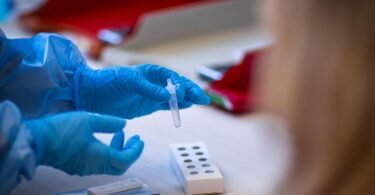 Die Gesundheitsämter in Deutschland meldeten dem RKI binnen eines Tages 7050 Corona-Neuinfektionen. Foto: Jens Büttner/dpa-Zentralbild/dpa
