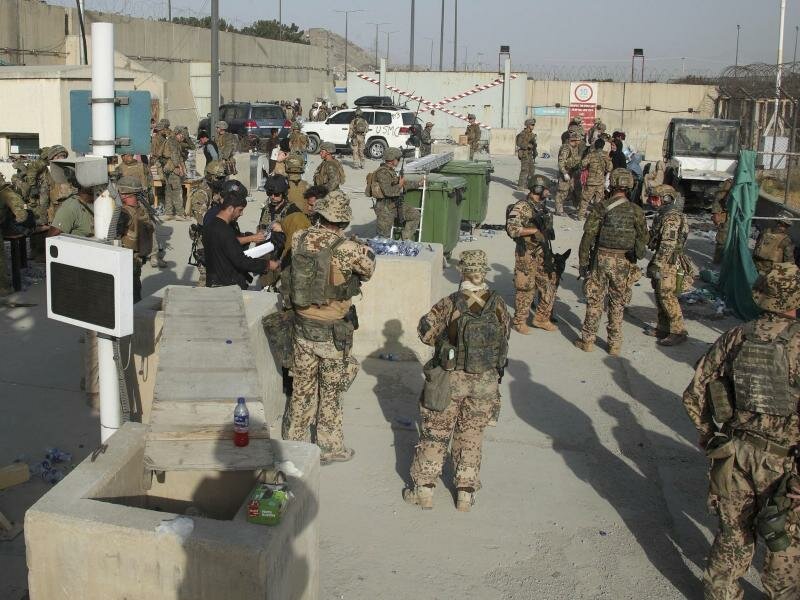 Britische und des US-amerikanische Soldaten bei der Evakuierung von Menschen aus Kabul. Foto: Uncredited/Ministry of Defence/dpa