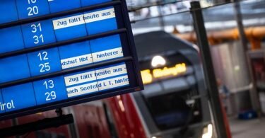Die Anzeigetafel in München verrät's: Hier fährt heute kaum ein Zug. Foto: Matthias Balk/dpa